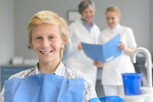 Teenage patient at wisdom teeth dental surgery teeth check learning about smooth wisdom teeth removal recovery steps